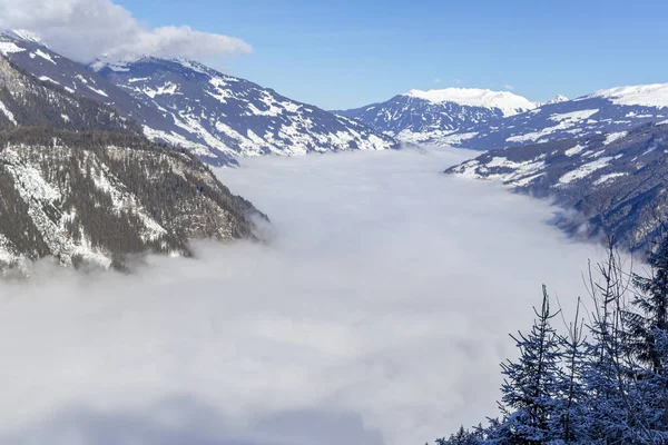 Il fiume della nebbia bianca in montagna.Alpi alpine paesaggio montano in Tirolo, Top of Europe — Foto Stock