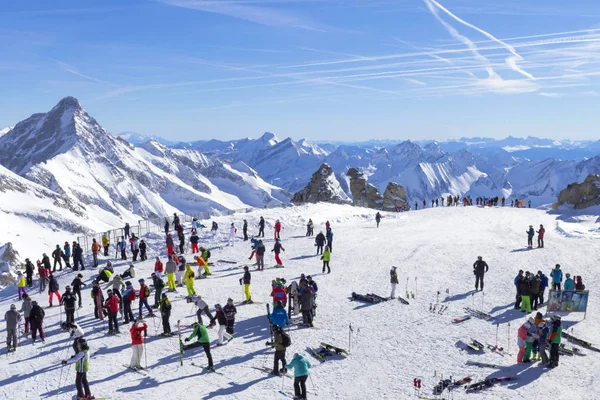 Austria Hintertux - 04 febbraio 2019: Molti sciatori e snowboarder salgono sulla pista prima di scendere nel porto austriaco di Alps.Tirol . — Foto Stock