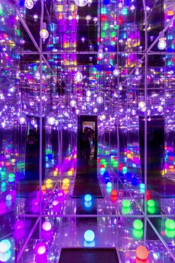 Bokeh ışıklarının kırmızı mavi neon çelenkleri ve küre ve topların yansımaları..