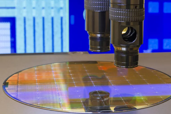 Silicium Wafer Met Microchips Machine Proces Onderzoeken Microscoop Controle Van — Stockfoto