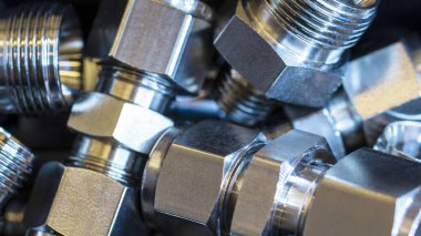 Sıkıştırılmış hava, hidrolik, pnömatikler, gazlar ve yakıt hatlarını birleştirmek için hızlı bağlantı bağlantıları. Kapatın. Seçici odak.