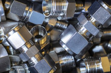 Sıkıştırılmış hava, hidrolik, pnömatikler, gazlar ve yakıt hatlarını birleştirmek için hızlı bağlantı bağlantıları. Kapatın. Seçici odak.