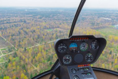 Helikopterden görüntü. Helikopter kabini. Helikopter kokpiti içeriden görünüyor. Robinson r44