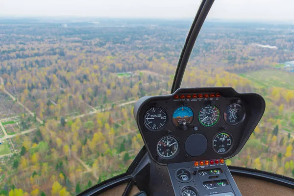 Helikopterden görüntü. Helikopter kabini. Helikopter kokpiti içeriden görünüyor. Robinson r44