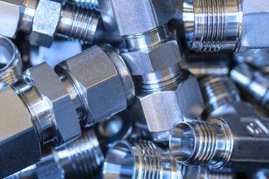 Sıkıştırılmış hava, hidrolik, pnömatikler, gazlar ve yakıt hatlarını birleştirmek için hızlı bağlantı bağlantıları. Kaotik bir şekilde yatıyor..