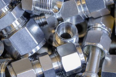 Sıkıştırılmış hava, hidrolik, pnömatikler, gazlar ve yakıt hatlarını birleştirmek için hızlı bağlantı bağlantıları. Kaotik bir şekilde yatıyor..