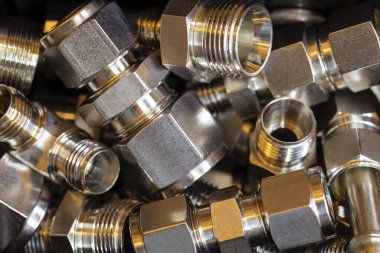 Sıkıştırılmış hava, hidrolik, pnömatikler, gazlar ve yakıt hatlarını birleştirmek için hızlı bağlantı bağlantıları. Kaotik bir şekilde yatıyor..