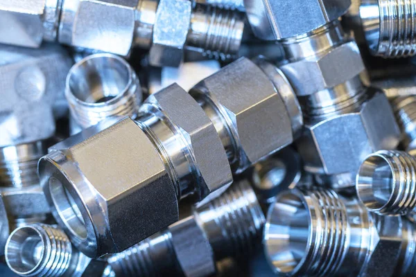 Sıkıştırılmış hava, hidrolik, pnömatikler, gazlar ve yakıt hatlarını birleştirmek için hızlı bağlantı bağlantıları. Kaotik bir şekilde yatıyor..