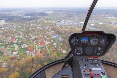 Moskova, Rusya - 21 Temmuz 2014: Robinson R44, Robinson Helicopter Company tarafından 1992 yılından beri üretilen dört kişilik hafif helikopterdir. İkiz bıçaklı ve tek motorlu dünyanın en popüler helikopterlerinden biri.