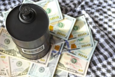 İş diyaloğu, petrol anlaşması konsepti. Seçici odaklanma. Sanat dekorasyonu. Petrol piyasasına savaş. Petrol. Petrol piyasası. Banknotlara odaklan.