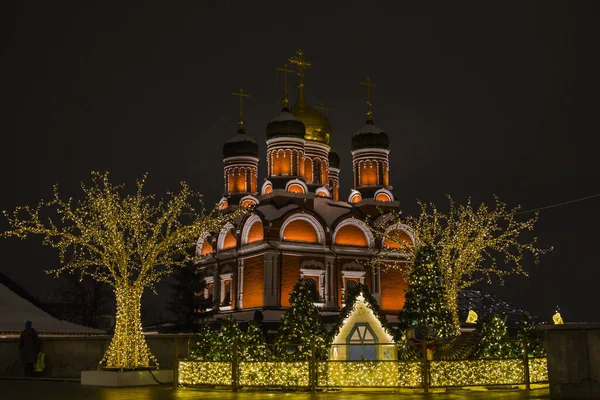 Moscou Janvier 2020 Église Russie Nuit Décorée Grand Arbre Illuminé — Photo