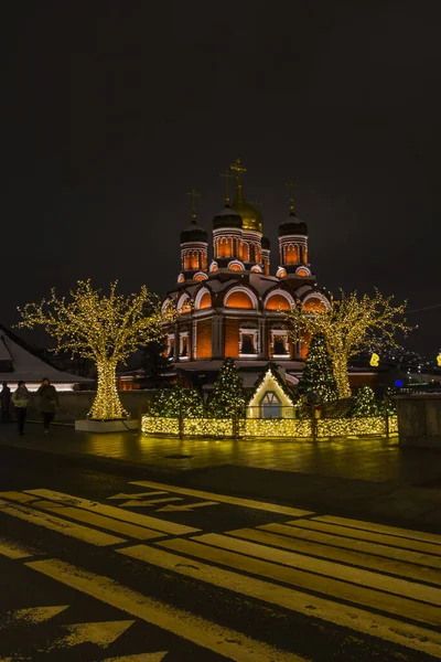 Moscou Janvier 2020 Église Russie Nuit Décorée Grand Arbre Illuminé — Photo