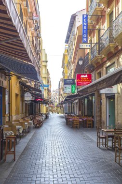 Alicante, İspanya 03 25 2020 İspanya 'nın boş caddeleri. Karantina sırasında. Ev konseptinde kal. Boş şehir hapsedildi.