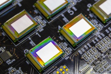 Test istasyonunda birkaç tane beyaz renkli mikro ekran var. Monitörler yüzeyde parlak beyaz renk parlar. Gökkuşağı. Mikroelekronik. Ekran ve ışık paneli teknolojisi..