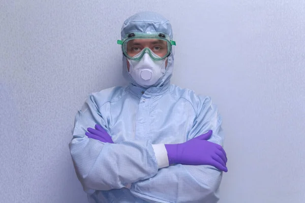 바이러스 로부터 자신을 보호하기 위하여 보호용 양복을 장갑을 의약품의 — 스톡 사진