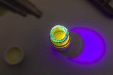 Fotoluminesans kimyasal maddeler, floresan olarak adlandırılır. Toz, ultraviyole ışığın altında farklı renklerde parlar. OLED görüntüleme imalatı için.