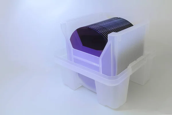 マイクロチップ製造のために調製されたプラスチックボックス内の空のシリコンウエハー紫色のストレージ — ストック写真