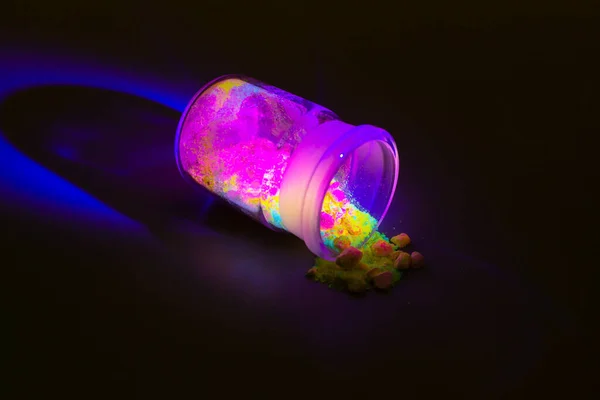 Materiały Fotoluminescencyjne Zwane Fluorescencyjnymi Proszek Świeci Ciemności Pod Promieniowaniem Różnych — Zdjęcie stockowe