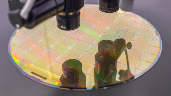 Color Oro Oblea Silicio Con Microchips Proceso Máquina Examinando Microscopio — Foto de Stock