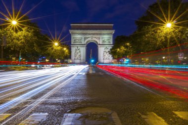 Paris, Fransa - 15 Eylül 2018: Champs Elysees 'de Zafer Takı, Paris, Fransa' da trafik ışıklarıyla. Hareket arabalarında parlayan ışık çizgileri.