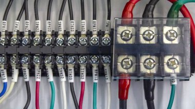 Terminal bloğu. Endüstriyel güç. Elektrik şebekesi ve Terminal bloğunun yakın çekimleri.