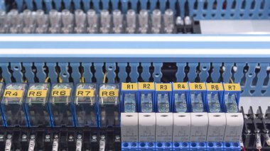 Endüstriyel güç çantasının içindeki röle aktivatörlerini kapat