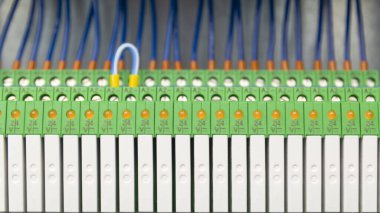 DC kontrol 24 V manyetik röleler kontrol bölmesinde