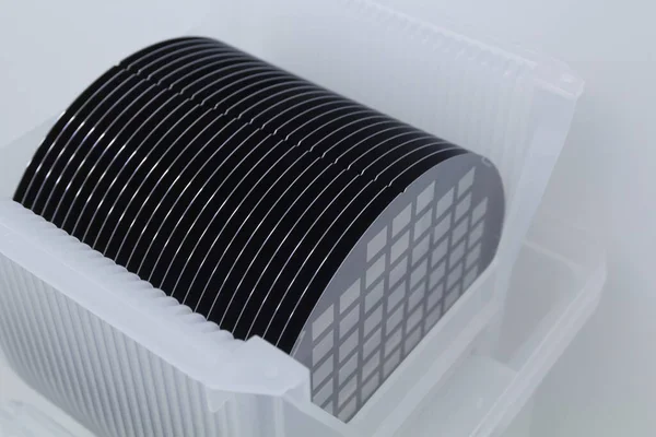 Boş silikon gofret plastik kutuda gri renk deposu, mikroçip üretimi için hazırlandı