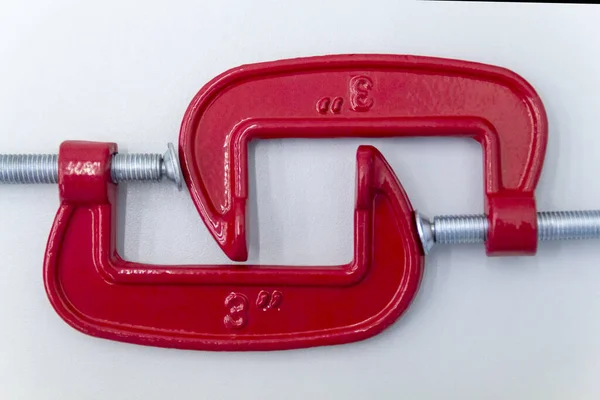 红色金属夹钳 用于锁匠加工 锁匠的建筑和修理工具 红色小夹钳 — 图库照片