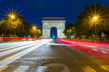Paris, Fransa - 15 Eylül 2018: Champs Elysees 'de Zafer Takı, Paris, Fransa' da trafik ışıklarıyla. Bakış açısı, uzun pozlama