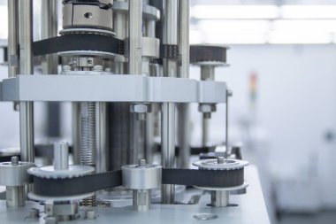 Elektronik ekipman fabrikasındaki servo motorlar bloğu. Endüstriyel makinelerin servo motor kemerleri bloğu..