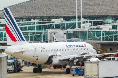 PARIS, FRANCE -1 Mart 2020 - Fransa 'nın Paris yakınlarındaki Roissy Charles de Gaulle Uluslararası Havaalanı CDG' sinde uçak görüntüsü. Salgın sırasında sinek olmaz..