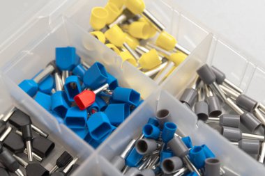 Elektrik kablolarını sıkıştırmak için farklı boyutlarda ve renklerde ipuçları. Plastik kutuda tel uçları var..