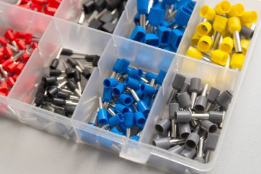 Elektrik kablolarını sıkıştırmak için farklı boyutlarda ve renklerde ipuçları. Plastik kutuda tel uçları var..