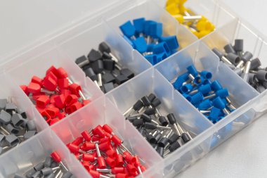 Elektrik kablolarını sıkıştırmak için farklı boyutlarda ve renklerde ipuçları. Plastik kutuda tel uçları var..