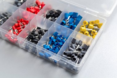 Elektrik kablolarını sıkıştırmak için farklı boyutlarda ve renklerde ipuçları. Plastik kutuda tel uçları var..