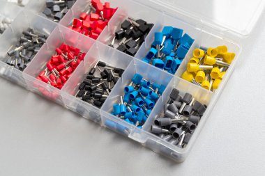 Elektrik kablolarını sıkıştırmak için farklı boyutlarda ve renklerde ipuçları. Plastik kutuda tel uçları var..