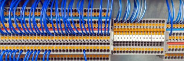 Kontrol kablosu ve kablo kanalı terminali. Terminal bloğu. Endüstriyel güç. Site için pankart
