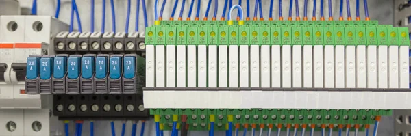 Kontrol kablosu ve kablo kanalı terminali. Terminal bloğu. Endüstriyel güç. Site için pankart