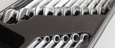 Spanners. Bir sürü anahtar. Gri arka plan. Gri arka planda farklı boyutlarda anahtarlar. Kopyalama alanı olan üst görünüm.
