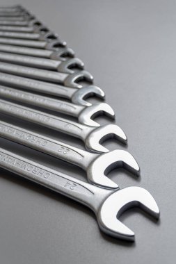 Spanners. Bir sürü anahtar. Gri arka plan. Gri arka planda farklı boyutlarda anahtarlar. Kopyalama alanı olan üst görünüm.