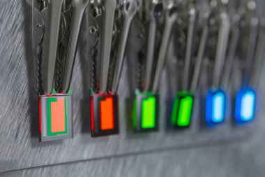 Küçük RGB oluklu görüntüler bir sonda istasyonunda ışıklandırılıyor. Ekran teknolojisi ışıklandırılıyor.