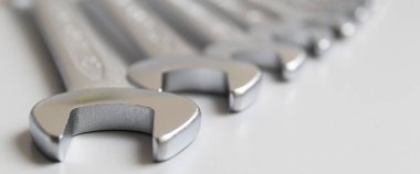 Spanners. Bir sürü anahtar. Gri arka plan. Gri arka planda farklı boyutlarda anahtarlar var. Yaklaş. Arka plan bulanık. Pankart.