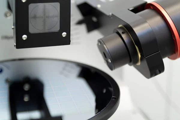 Outil ellipsométrique en laboratoire. Plaque de silicium de couleur pourpre mesurer l'épaisseur du film sur ellipsomètre — Photo