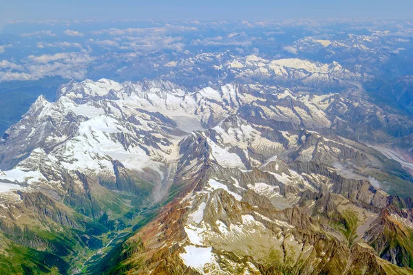 絵のように美しい山々の風景の中に飛行機の窓からの眺め — ストック写真