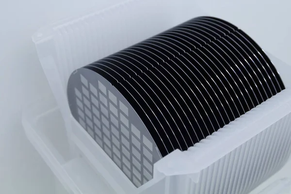 Close-up de silício wafers cor cinza com células de chip preparado para a produção em uma instalação de fabricação de semicondutores — Fotografia de Stock