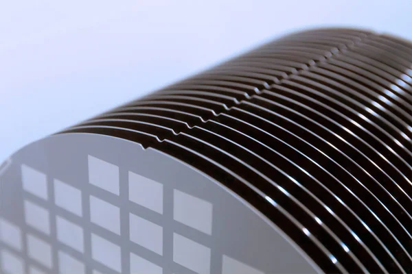 Primo piano dei wafer di silicio di colore grigio con celle chip preparate per la produzione in un impianto di produzione di semiconduttori — Foto Stock