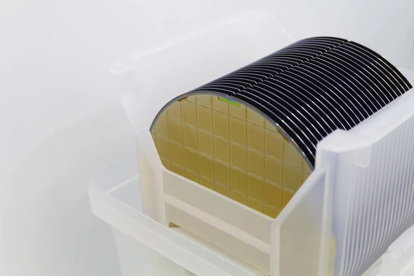 Detailní záběr křemíkových destiček zlatožluté barvy s čipovými články připravenými pro výrobu v polovodičovém výrobním závodě — Stock fotografie
