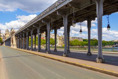 Paris, Fransa - Nisan 2018: Eyfel Kulesi yakınlarındaki Bir Hakeim köprüsünün altı.