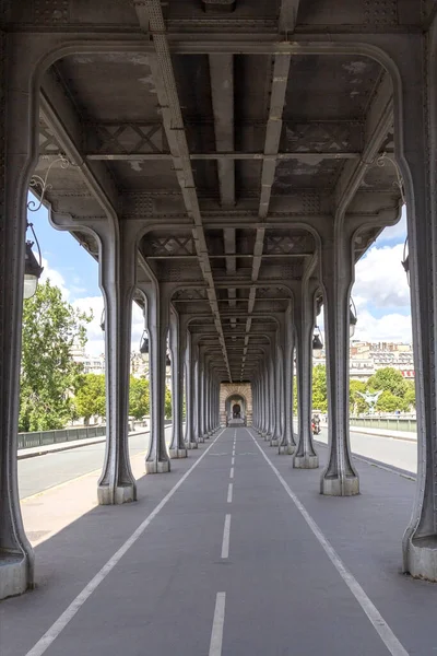 法国巴黎- 2018年4月：在Eiffel TowerBir Hakeim桥附近的Bir Hakeim桥下. — 图库照片